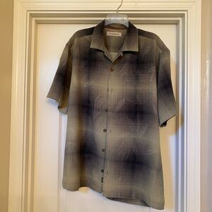 Men’s Tommy Bahama Button Up Short Sleeve Shirt, Size Large.